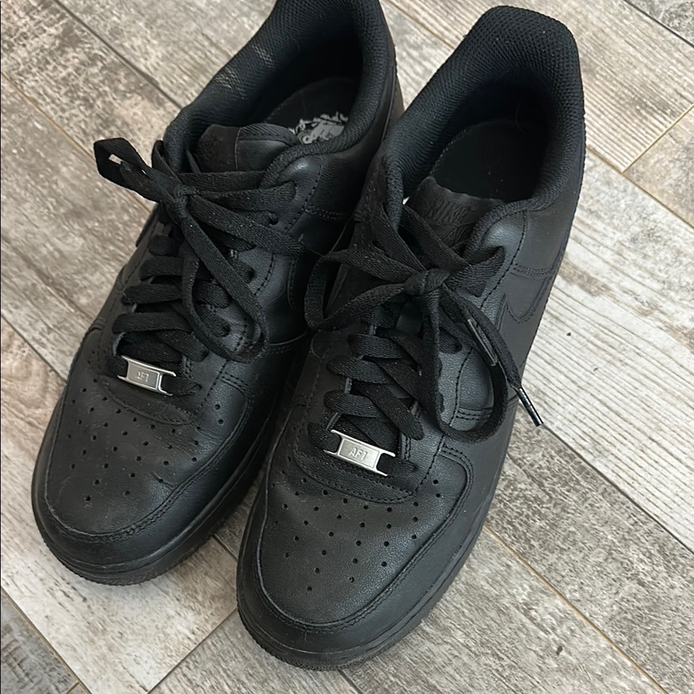 Nike Black Sneakers Classic Low-Top Design